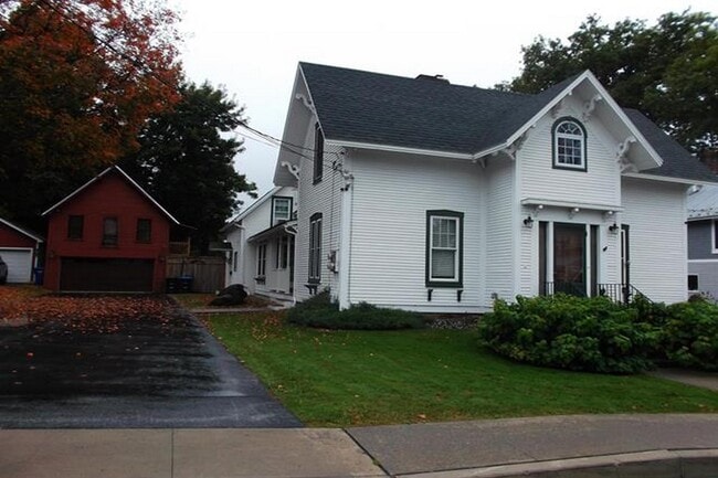 Building Photo - 52 Ferris St