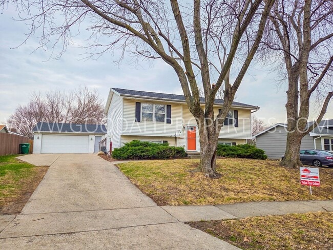 Building Photo - 4 Bedroom 2 Bathroom Home in Altoona with a 2-Car detached garage