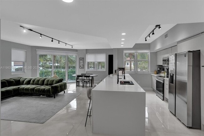 Building Photo - 20000 E Country Club Dr Unit 211