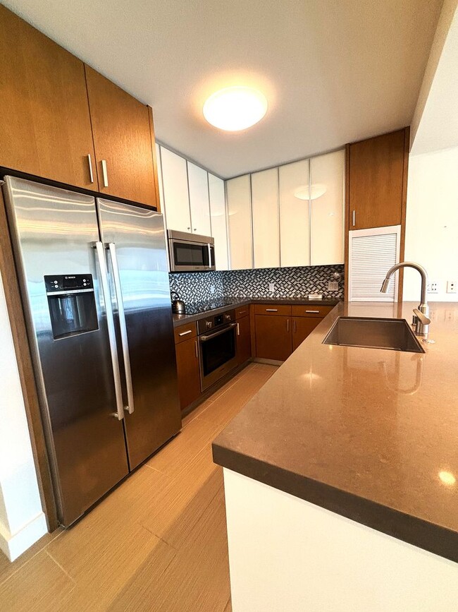 Luxurious 2 Bedroom, 2 Bath Condo with Stu... - Luxurious 2 Bedroom, 2 Bath Condo with Stu...