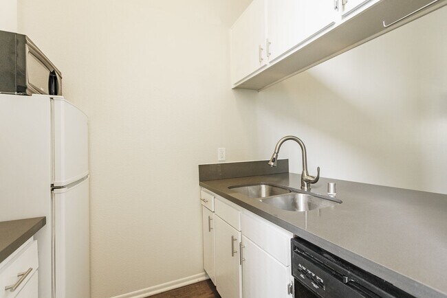 Photo - 641 Gayley Ave