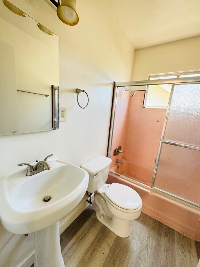 Unit #4 Bathroom