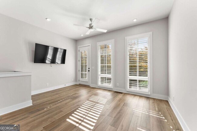 Photo - 1272 Longreen Ter NW