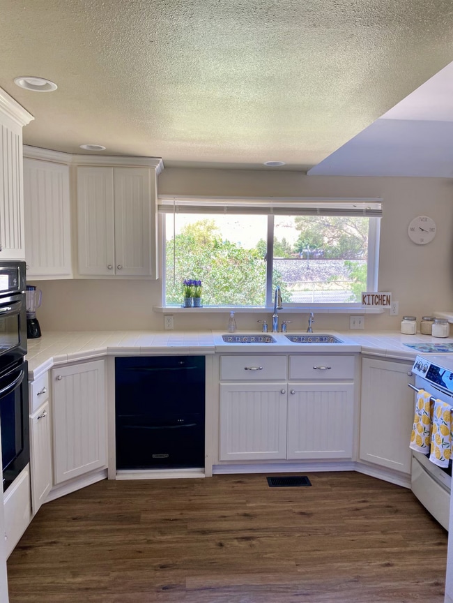 Photo - 3637 Front St