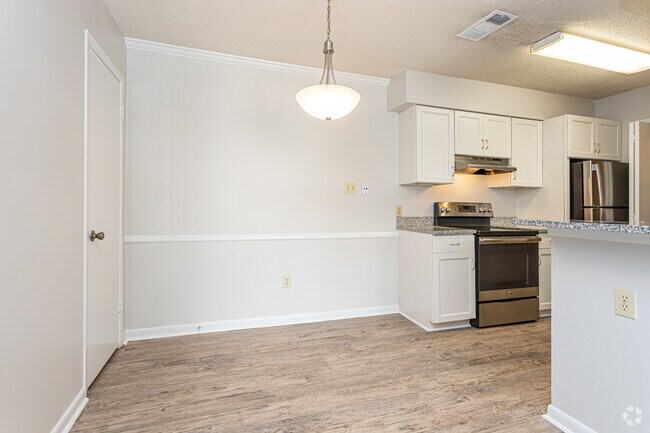 2BR, 1BA - 825SF