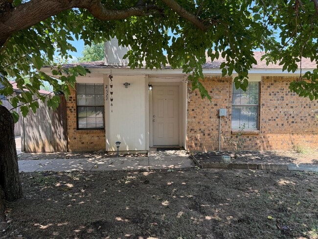 Building Photo - 2 bedroom 1 bathroom Duplex in 76015 Rental