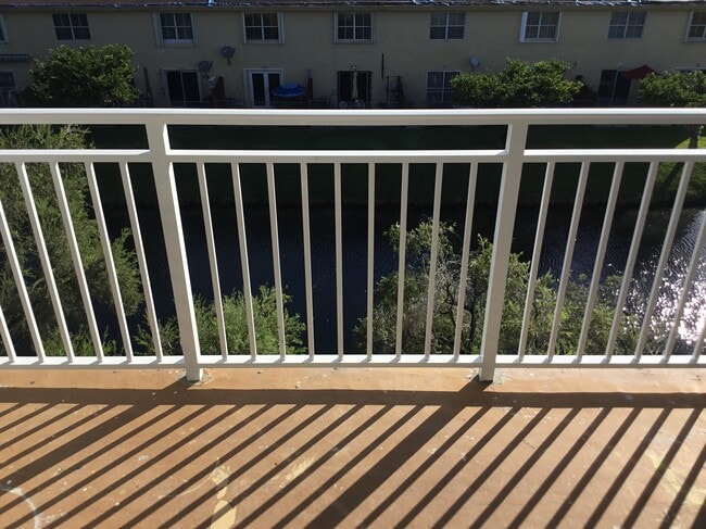 Balcón 2 - 9375 Fontainebleau Blvd #L422 Unidad L422