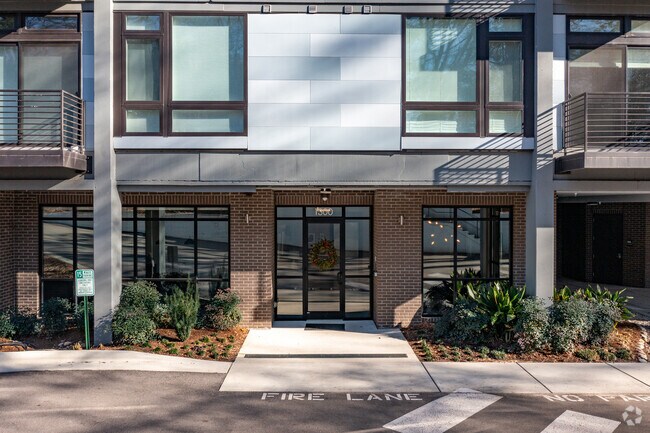 Entrada - 1300 Saint Marys St