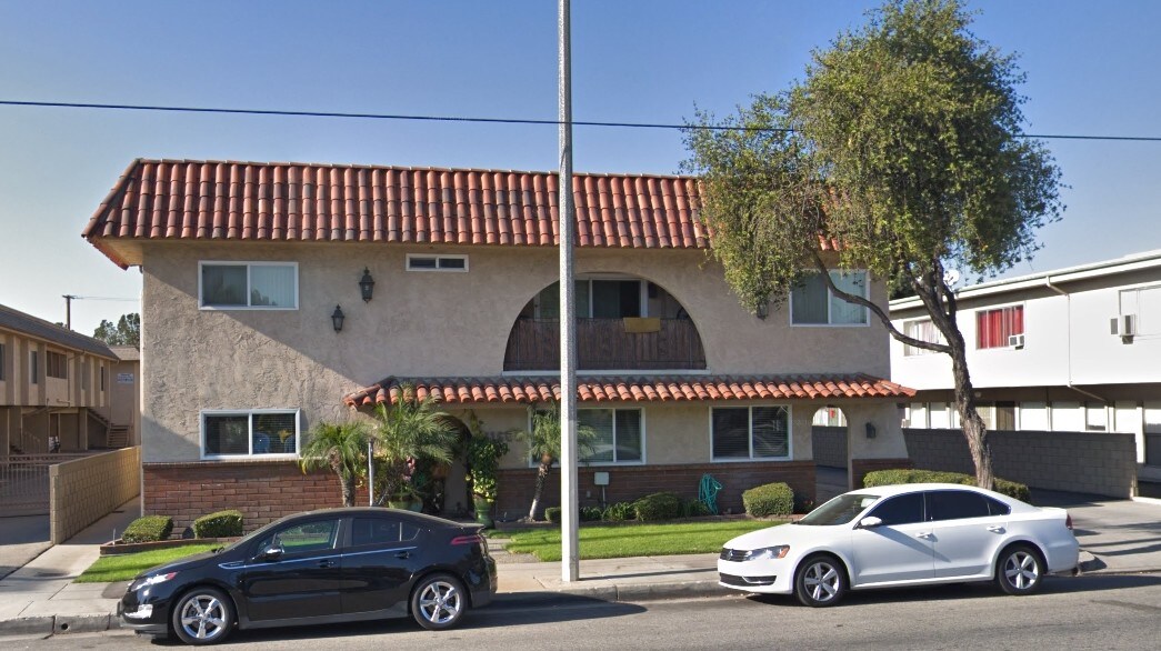 Photo - 11605 Downey Ave Apartments