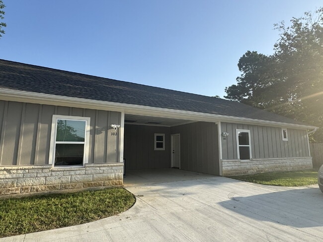 Photo - New 4BR/2.5BA Home – Perfect for Roommates, Walk to Campus! Unidad 101