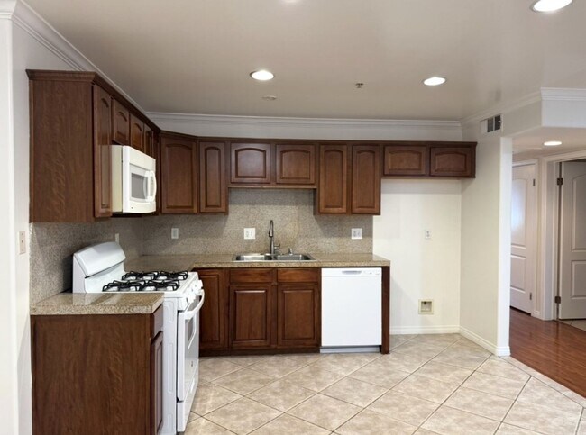 Building Photo - Spacious 2 bedroom condo in Van Nuys Unit 106