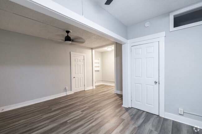 1BR, 1BA - 550SF - Living Room