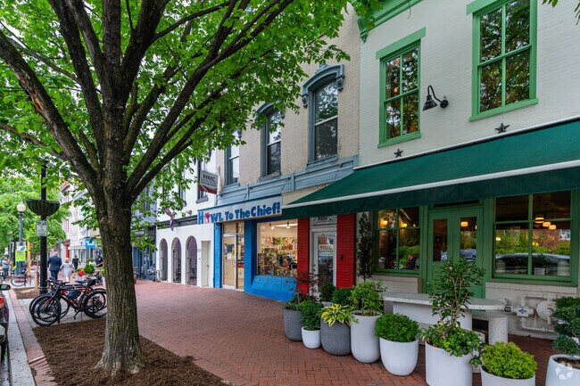 733 8th St SE - 733 8th St SE