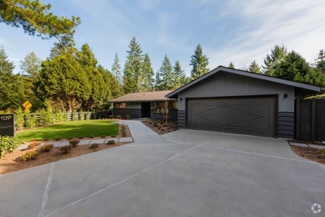 Building Photo - 3Bd/1.75Ba Shoreline House