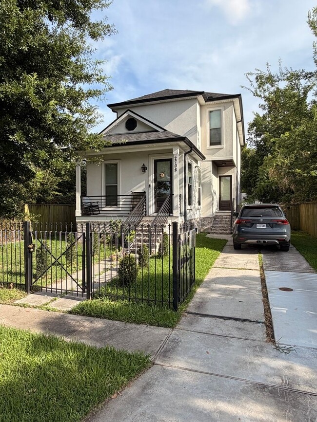 Building Photo - Gorgeous Single Family Home, 4BD/4BA with Large Backyard