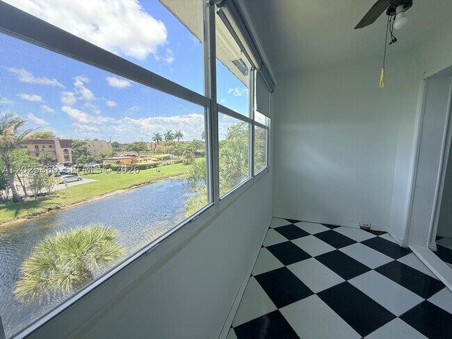 8595 Sunrise Lakes Blvd Unit 307