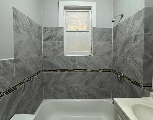 Photo - 416-418-418 Leslie St