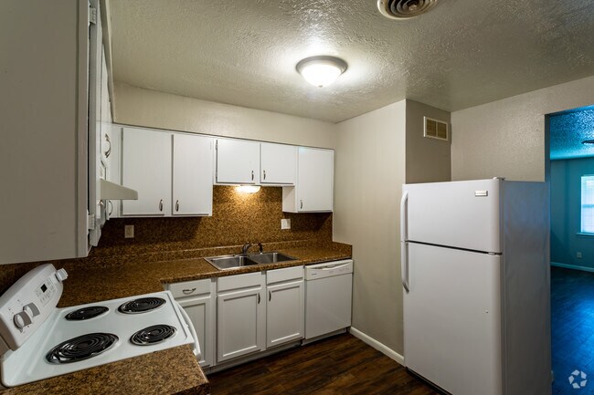 C: 2BR / 1BA Remodeled - 839 SF - The Park @ 12Twenty