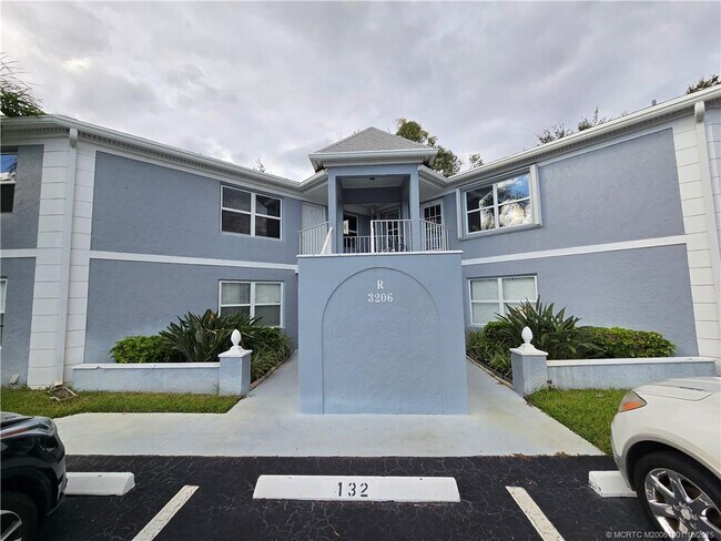 Building Photo - 3206 SE Aster Ln Unit 207