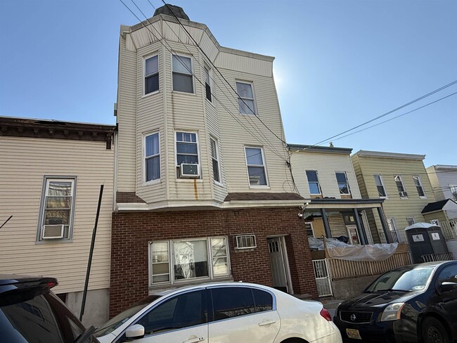 Building Photo - 609 38th St Unit 3