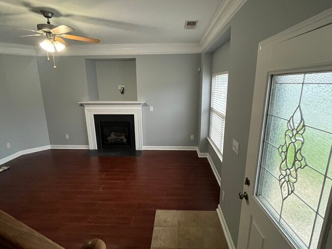 High ceilings add to the spaciousness - 913 Redford Ln