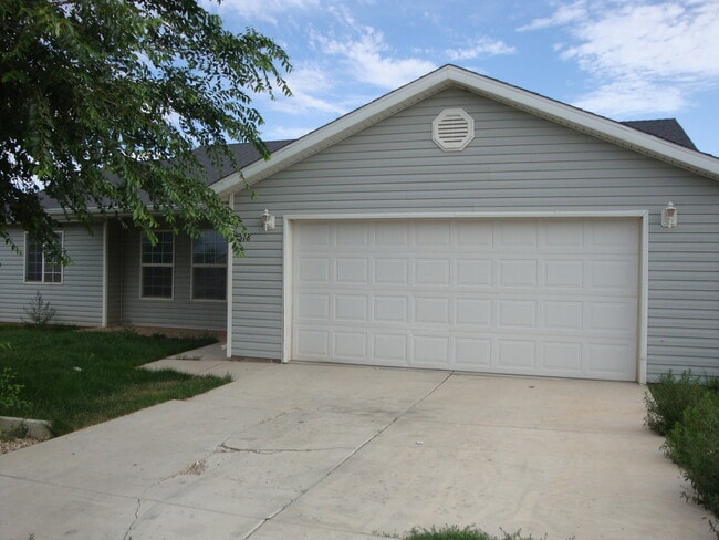 Building Photo - 3 bed 2 bath - Single Family Home - Pet Fr...