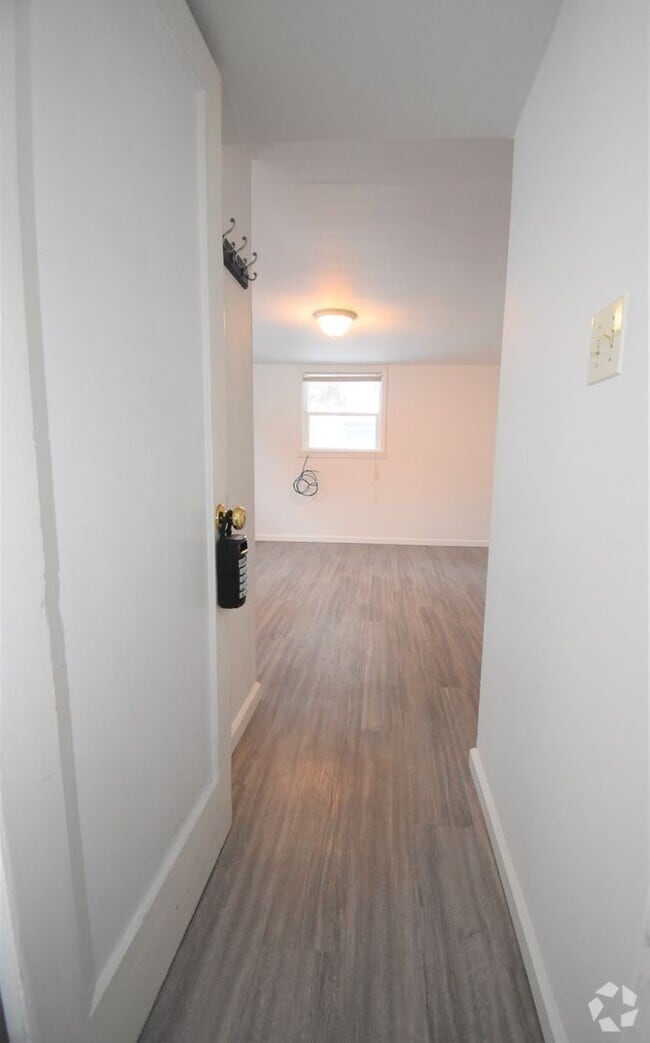 Building Photo - Great location, two blocks south of downto... Unit 3 Rental