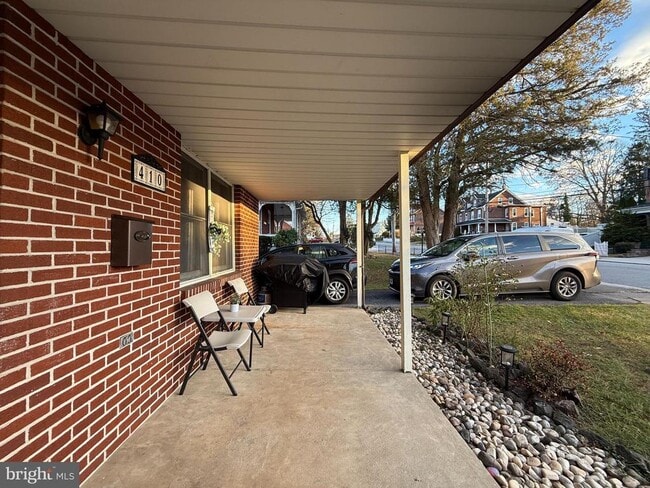 Photo - 410 N 5th Ave