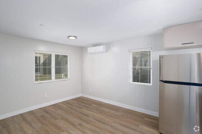 2 habitaciones, 3 baños - 920 pies cuadrados - Sala de estar - 1317 Punta Gorda Street