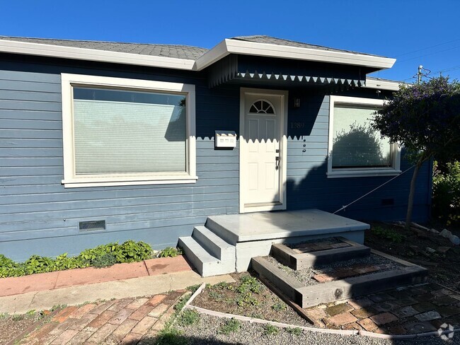 Building Photo - Seaside Home on large lot