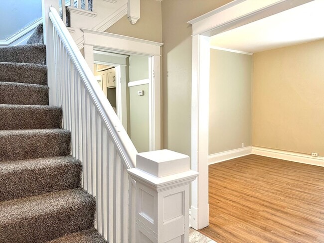 Photo - 622 E 8th St Unit Upper