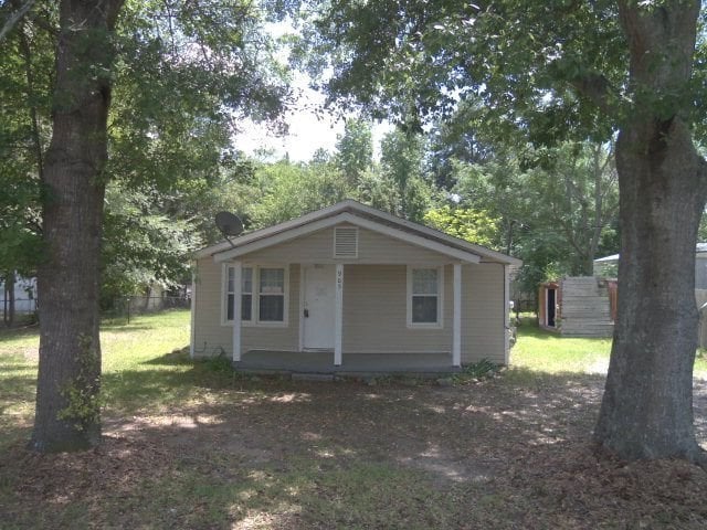 Building Photo - **AVAILABLE NOW**3 BEDROOM / 1 BATHROOM H... Rental
