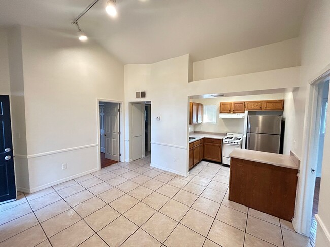 Building Photo - Historic District 2 bed 1 bath & Large Storage Unit near Friendship Garden of PHX