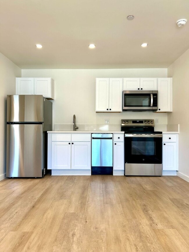 Photo - Now Leasing for the 2026-2027 School Year:... Unidad 383.5 Lemon Street