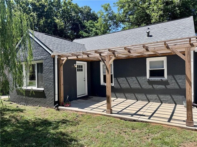 Building Photo - 2450 Lynn Iris Dr