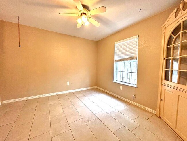 Photo - 406 Bowie St