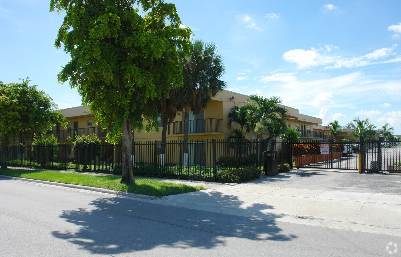 Parkway House Apts. - Miami Gardens Apartments