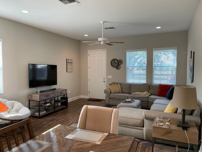 Photo - Rare 2/2.5/1 Near downtown ST. PETE