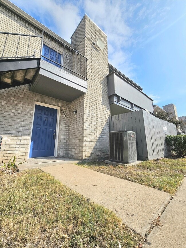 Building Photo - 9700 Leawood Blvd