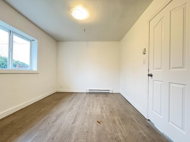 Building Photo - 1 bedroom in Maple Ridge BC V2X 3L4
