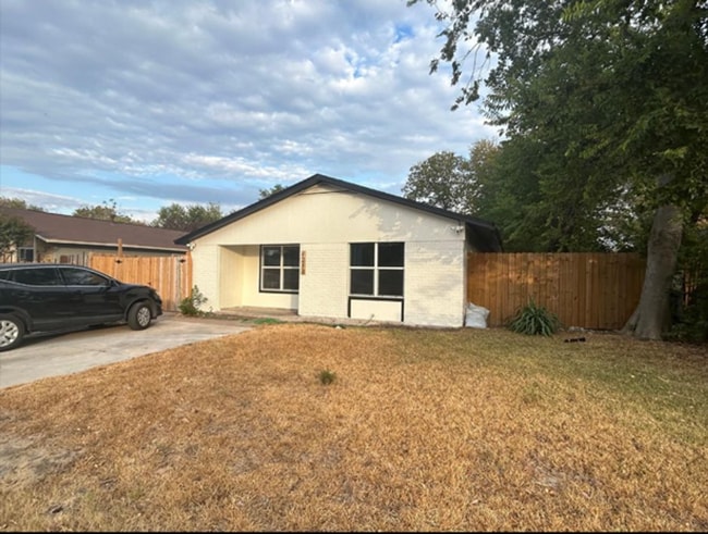 Building Photo - 1213 Lily Terrace Unit Room A