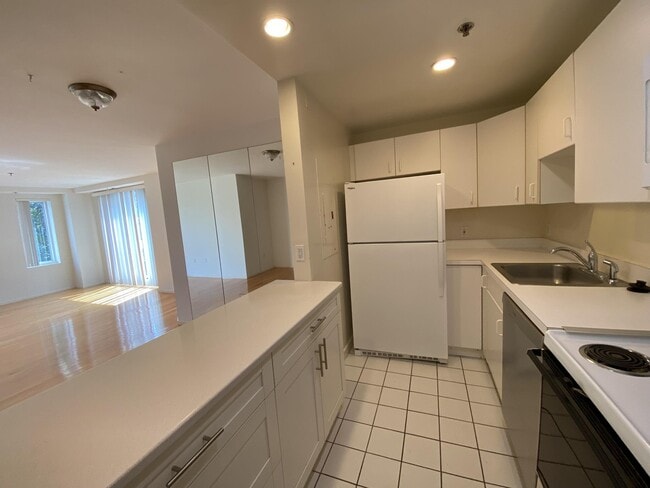 Building Photo - 931 Massachusetts Ave Unit 505