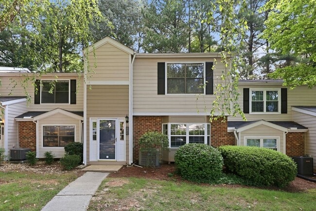 Building Photo - Modern 3BD, 2.5BA North Raleigh Townhome with Upgrades in a Prime Location Near Top Shopping, Din...