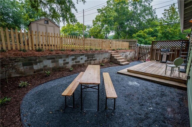 Photo - 875 Oakhill Ave SW