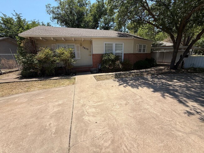 Building Photo - Available NOW! Rental
