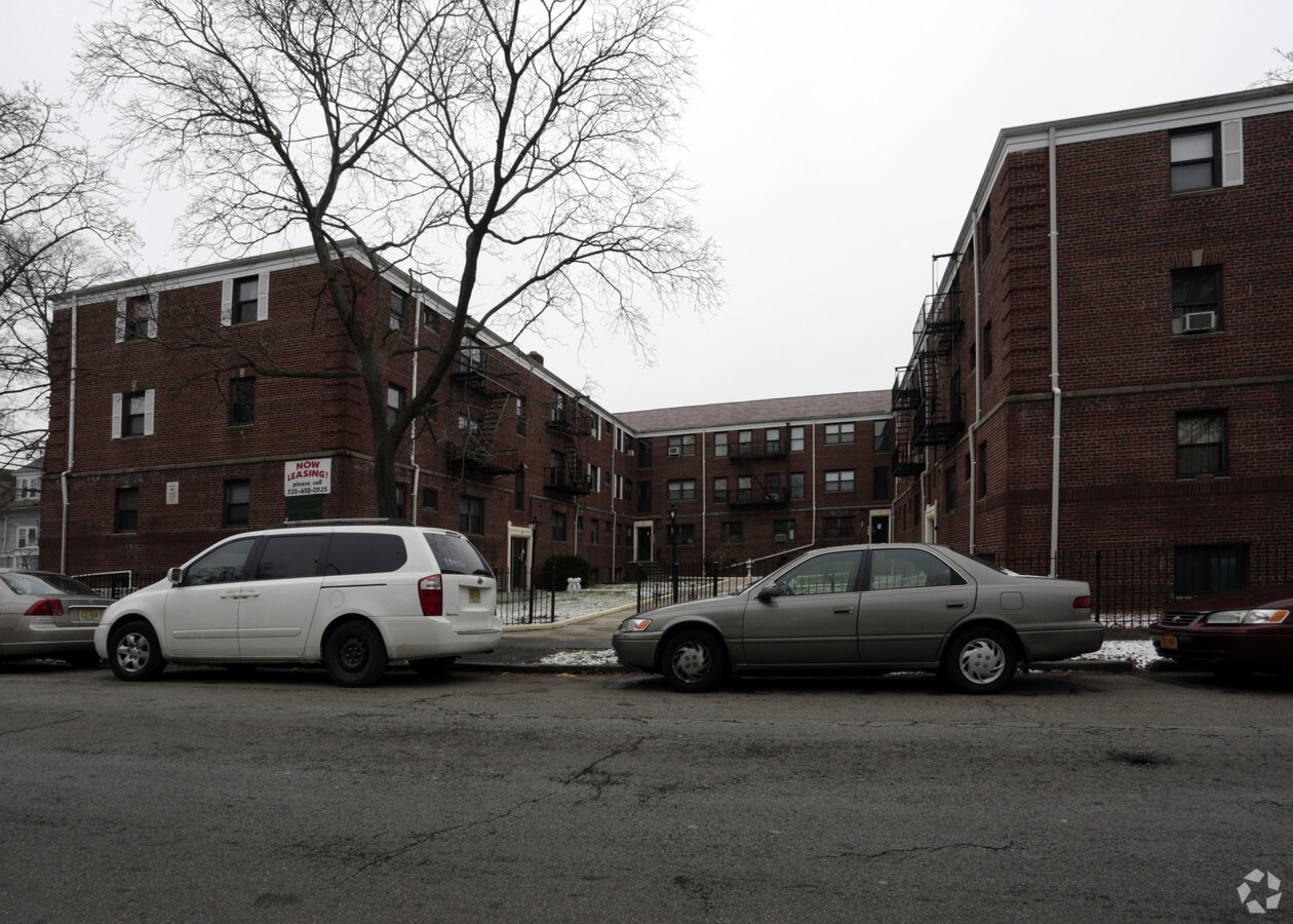 Photo - 467 Lincoln Ave Apartments