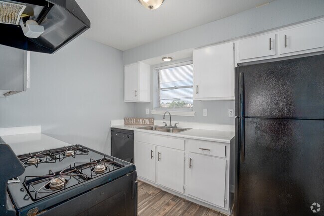2BR, 2BA - 990SF - Kitchen