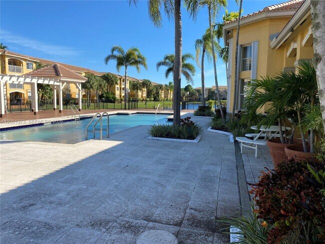 Photo - 9645 NW 1st Ct Unidad 1-302