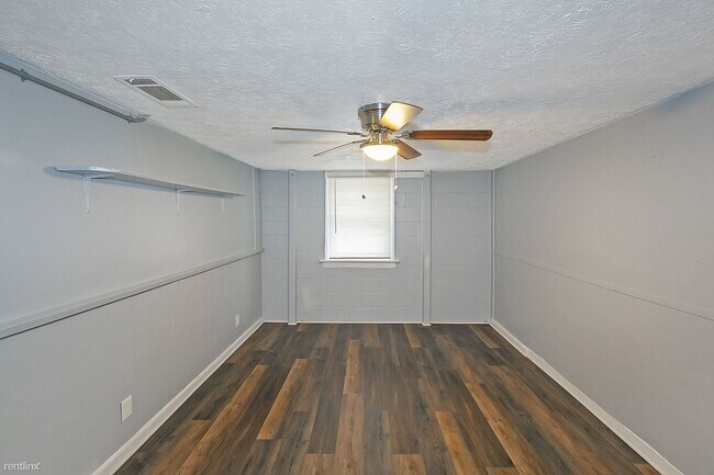 Photo - 2 br, 1 bath Triplex - 5121 Hamby Road 2
