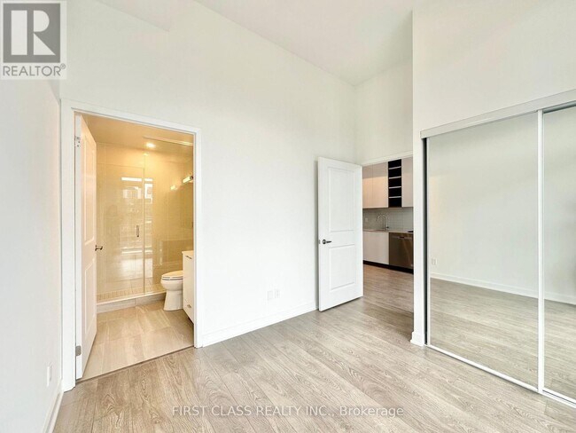 Photo - 543 Richmond St W Unit LPH08